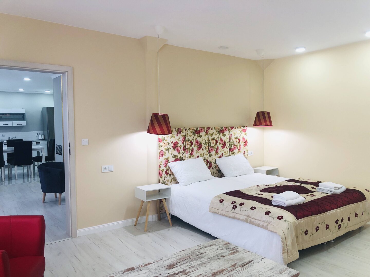 Podwójne łóżko w apartament Karczyn Dolny Śląsk z wyposażona kuchnią, wanną, prysznicem i basenem letnim